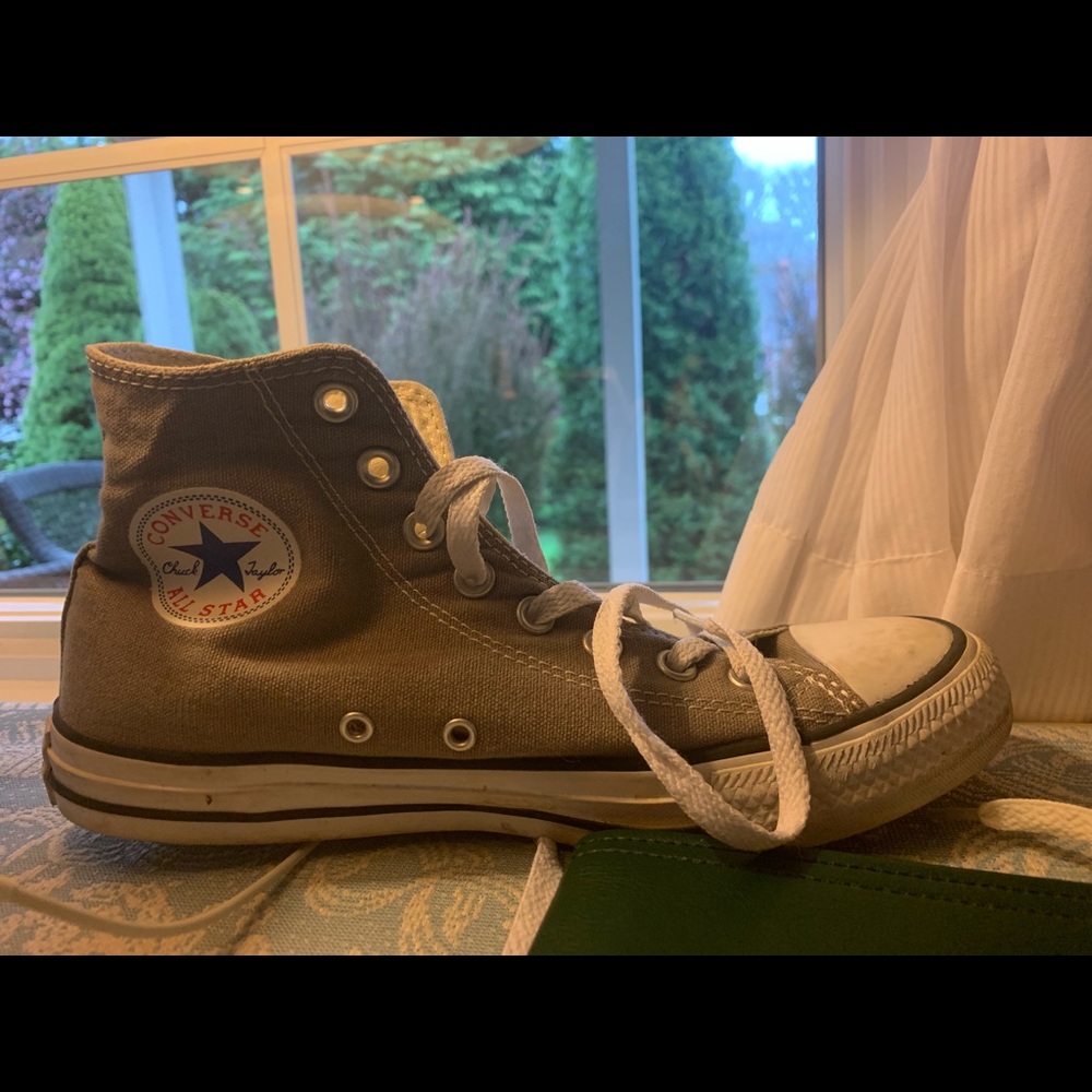 Women’s high top Converse size 9.